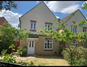 Oxford four-Bedrooms detached house with driveway parking